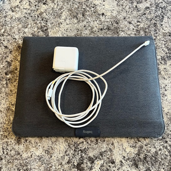 Macbook air 256g 2020 with case and charger - Picture 16 of 16